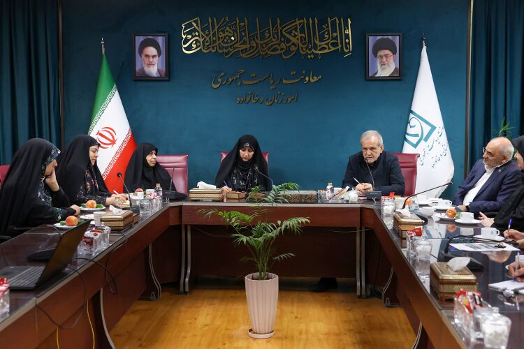 پزشکیان: زنان زمینه مناسب‌تر و انگیزه‌های قوی برای نقش‌آفرینی اجتماعی دارند